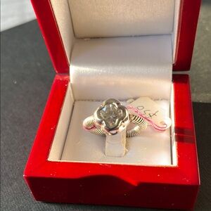 Elegant Silver Floral Ring